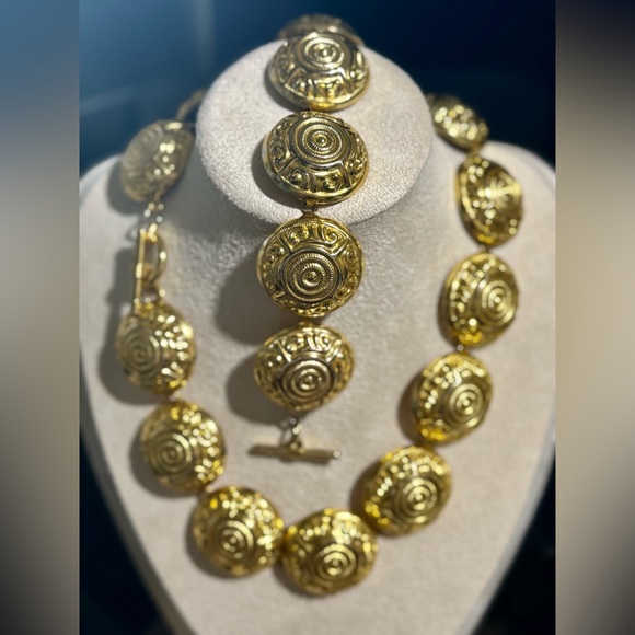 Stunning gold tone necklace and bracelet vintage or dead stock & toggle clasp. - Picture 5 of 6